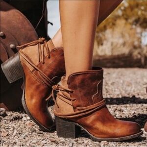 FreeBird by Steven CASEY Cognac Brown
Distressed Rustic Ankle Boots 🤎